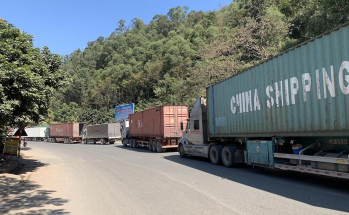 Hàng nghìn container hàng hóa ùn tắc ở cửa khẩu Lạng Sơn, tài xế vạ vật chờ đợi